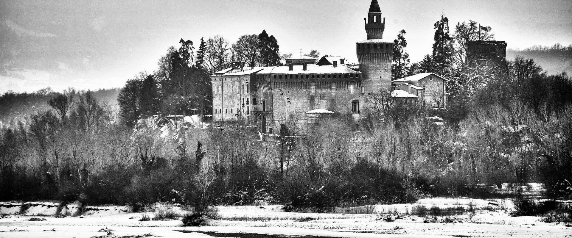 Veduta del  castello e del borgo foto di Arrisi